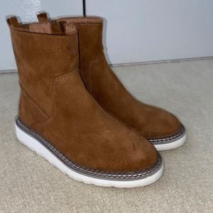 NWOT Women’s Tan Boots